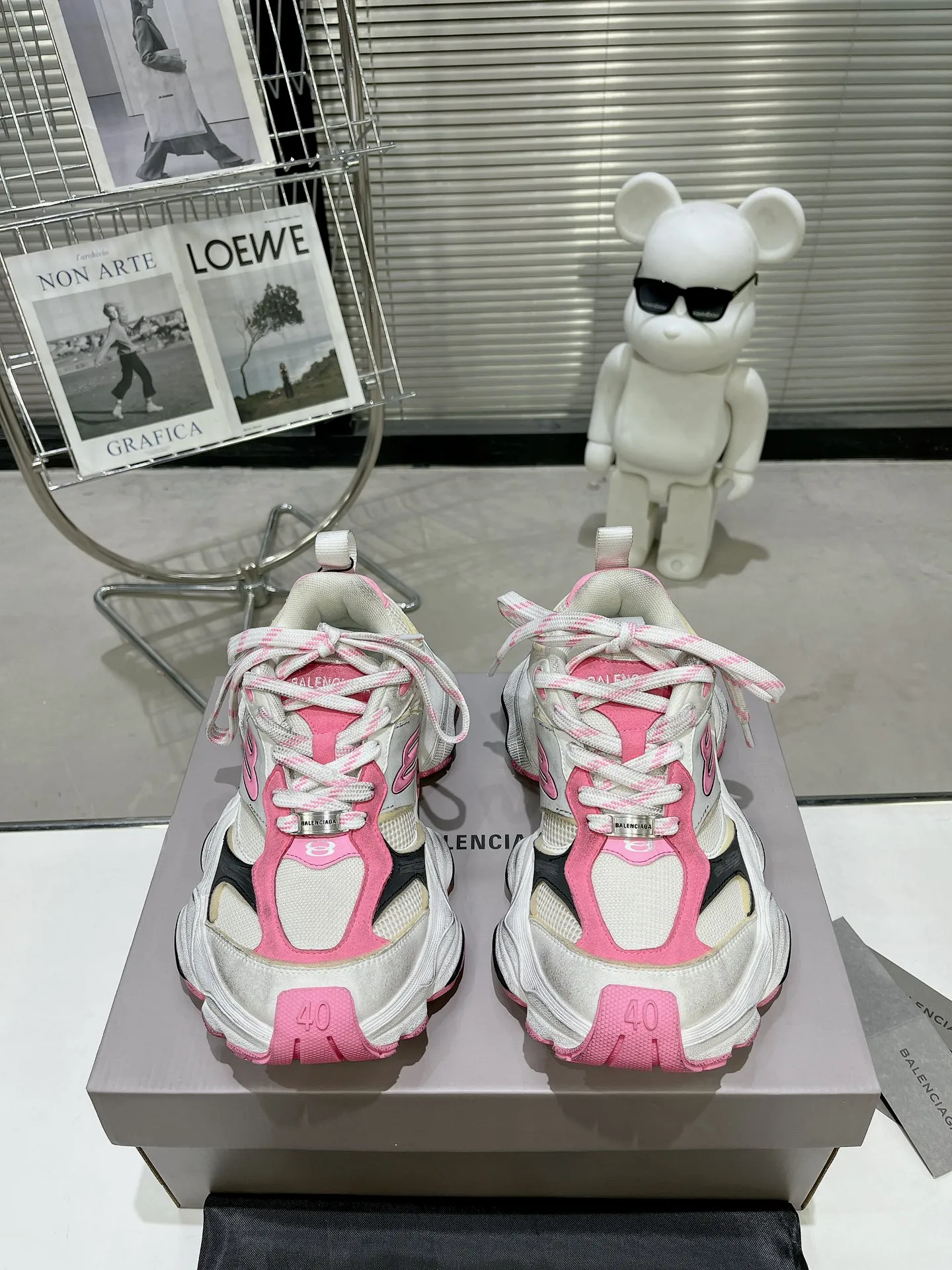 👟👟Ex-factory price 900👟👟 Balenciaga SUMMER 24 Cargo Sneaker Global Limited Edition (JDL) top version super hot! The ultimate secret of 6XL. With the release of Balenciaga's summer 24 series, the 6XL sneakers worn by Liu Haoran on the show once again became a fashion talking point. As soon as the show ended, many bloggers posted reviews of these shoes and comparisons with the 3XL. Looking closely at the whole shoe, there is a larger variant of the "B" logo and a smaller bright yellow as embellishment. The upper material is still normal leather + mesh. All pairs of original materials. Number of yards: 35-45 yards.
